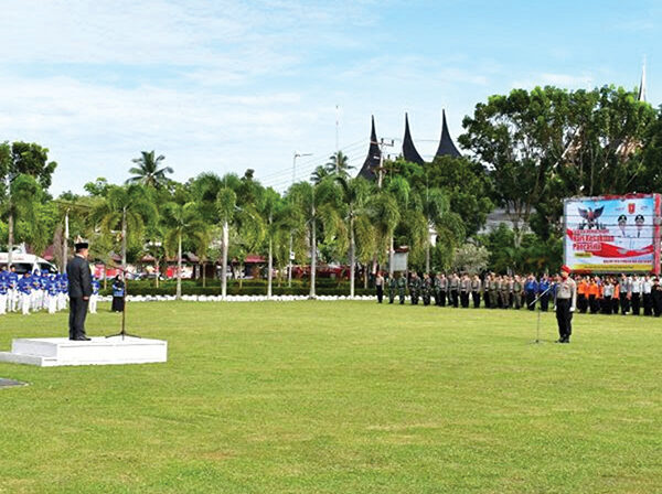 UPACARA BENDERA— Pemkab Agam gelar upacara bendera dalam rangka memperingati Hari Kesaktian Pancasila sekaligus Hari Jadi Provinsi Sumatera Barat, di Halaman Kantor Bupati Agam, Rabu (1/10).