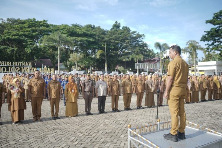 Jangan Asal Terima Laporan, Khairunnas: Kepala OPD Harus Ikut Awasi Proyek Lapangan 1 ARAHAN—Bupati Solok Selatan Khairunas berikan sambutan saat pimpin m Apel Gabungan ASN di Lingkungan
Pemerintah Kabupaten Solok Selatan, di Halaman Kantor Bupati, Senin (6/10).