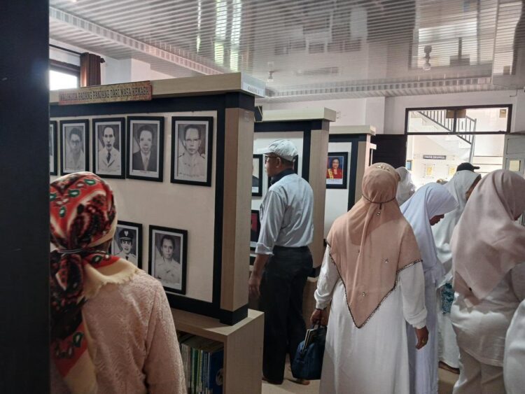 Program Lansia Smart, Perpustakaan jadi Ruang Belajar Sepanjang Hayat 1 KUNJUNGI PERPUSTAKAAN— Para lansia di Kota Padang Panjang mengunjungi perpusatakaan sesuai program “Lansia Smart (Sehat, Mandiri, Aktif, Produktif, dan Bermartabat)”