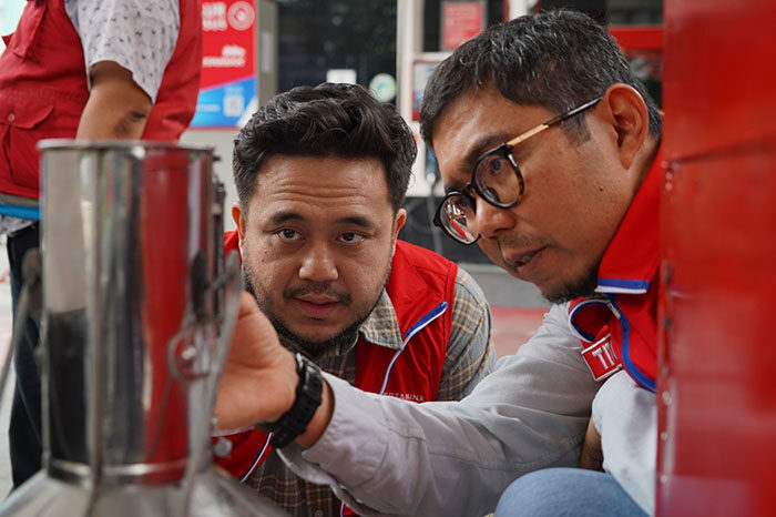 Pastikan Stok BBM Aman dan Layanan Berjalan Optimal, Pertamina Patra Niaga Sumbagut Cek SPBU Setiap Hari 1 PEMERIKSAAN—Tim dari Pertamina Patra Niaga Regional Sumbagut melakukan pemeriksaan keakuratan takaran BBM di SPBU.