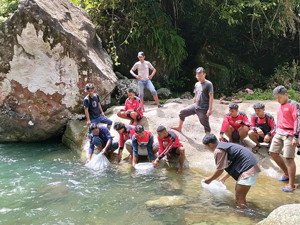 Jaga keseimbangan ekosistem Sungai dan Berikan Manfaat ke Masyarakat, Pertamina Patra Niaga IT Teluk Kabung Lepas 5 Ribu Benih Ikan Garing 1 PELEPASAN—PT Pertamina Patra Niaga Integrated Terminal (IT) Teluk Kabung bersama Kelompok Wisata Koto Lubuk Hitam Lestari melepas sebanyak 5.000 benih ikan garing di Sungai Lubuk Hitam, Padang.