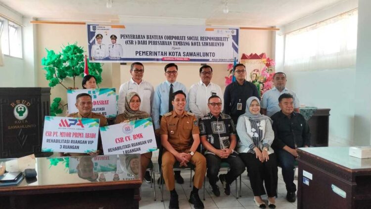 Perusahaan Tambang Serahkan CSR untuk Perbaikan RSUD Sawahlunto 1 BANTUAN CSR— Wali Kota Sawahlunto Riyanda foto bersama saat kegiatan penyerahan bantuan CSR dari perusahaan tambang yang ada di Kota Sawahlunto, kepada Pemerintah Kota Sawahlunto, di Aula RSUD Kota Sawahlunto, Senin (27/8).