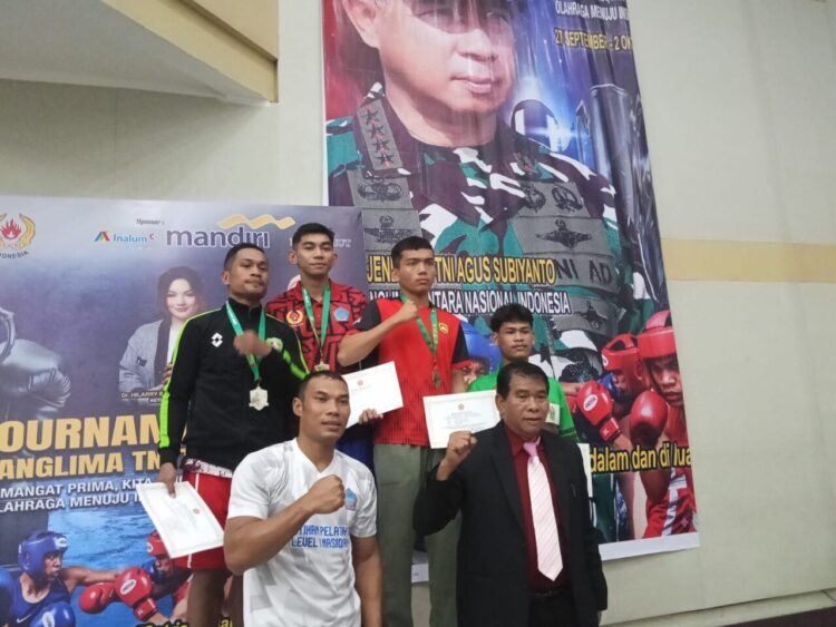 Kejuaraan Tinju Piala Panglima TNI, Petinju Sumbar Raih 2 Medali Perunggu 1 MEDALI PERUNGGU—Dua petinju dari Sumbar, Rahmad Ramdhan dan Friska meraih medali perunggu Kejuaraan Tinju Amatir Piala Panglima TNI 2025.