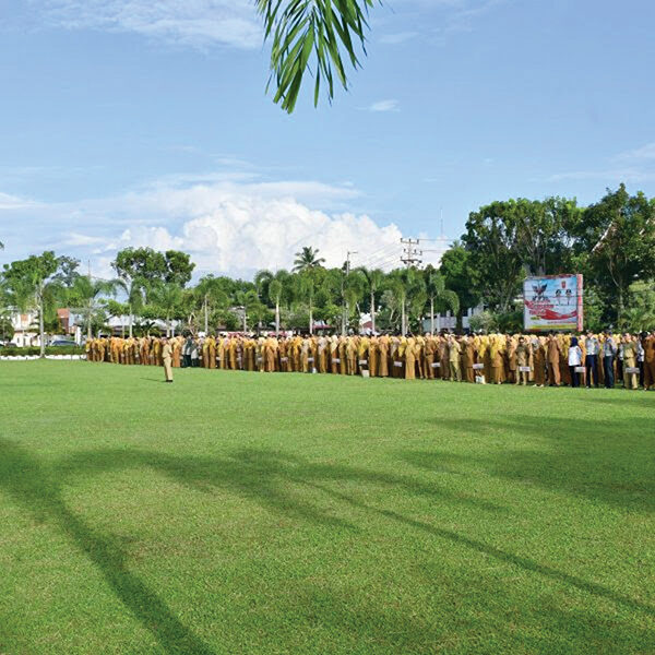 APEL GABUNGAN— Bupati Agam diwakili oleh Asisten Administrasi Umum, 
Syatria, S.Sos., M.Si., memimpin apel gabungan di halaman Kantor 
Bupati Agam, Senin (6/10).