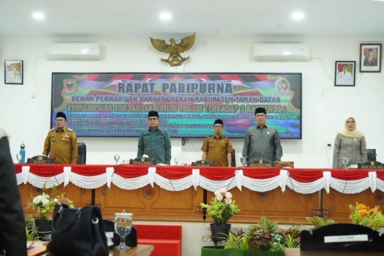 RAPAT PARIPURNA— Ketua DPRD Anton Yondra didampingi Wakil Ketua Nurhamdi Zahari dan Bupati Tanahdatar Eka Putra saat menyanyikan lagu Indonesia Raya saat menghadiri Sidang Paripurna.