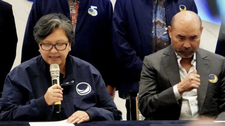 BERI KETERANGAN— Anggota Majelis Tinggi Partai NasDem Lestari Moerdijat (kiri) bersama Ketua Fraksi Partai NasDem Viktor Laiskodat saat memberikan keterangan pers.