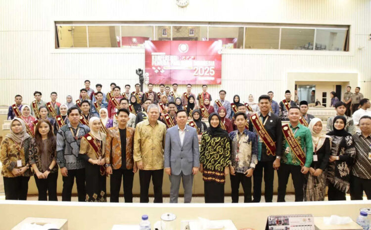 Pemuda Parlemen 2025: Saatnya Generasi Muda Terlibat dalam Politik Beretika dan Berbudaya 1 FORUM PEMUDA— Ketua DPD RI Sultan Baktiar Najamudin berfoto bersama peserta Forum Pemuda Parlemen 2025 di Gedung DPR/MPR, Senayan, Jakarta.