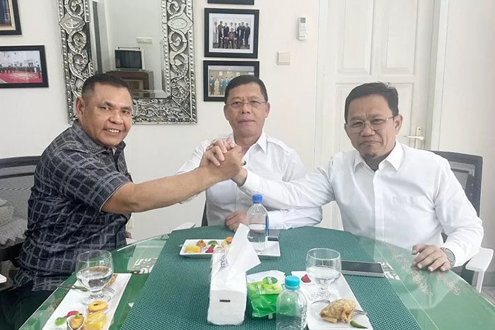 Kubu Mardiono Klaim Sudah Daftar ke Kementerian Hukum, Minta Kantor DPP PPP Dikawal Polisi 1 SATU BARISAN— Epyardi Asda, Mardiono, dan
M Amir Uskara dalam satu pertemuan di Jakarta beberapa hari lalu.