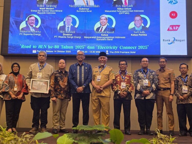 FOTO BERSAMA—Gubernur Sumatera Barat, Mahyeldi Ansharullah, usai membuka secara resmi Forum Investasi Masyarakat Ketenagalistrikan Indonesia (MKI) Sumatera Barat  foto bersama.