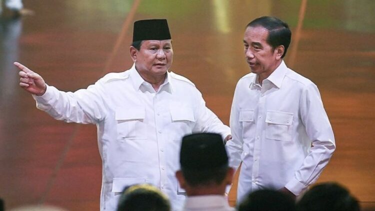 AKRAB— Presiden Prabowo Subianto 
bersama Jokowi.