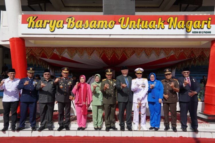 Kasdam XX/Tuanku Imam Bonjol Bacakan Amanat Panglima TNI, Prajurit TNI Selalu Waspada Tidak Mudah Terhasut Isu Provokasi 1 FOTO BERSAMA— Kasdam XX/Tuanku Imam Bonjol Brigjen TNI Heri Prakoso P, Wibowo foto bersama Gubernur dan jajaran Forkopimda, usai upacara HUT TNI ke-80 di lapangan Imam Bonjol, Minggu (5/10).