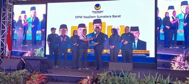 RAKERWIL— Ketua DPP Partai NasDem Willy Aditya saat membuka Rakerwil NasDem Sumbar 
di Hotel Santika Padang.