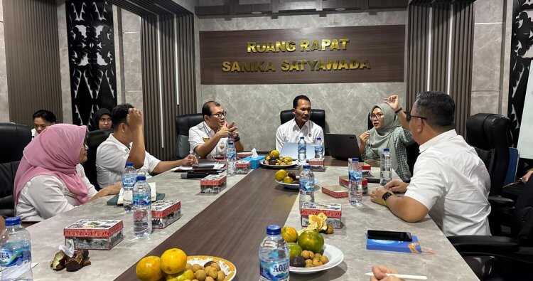 RAKOR— Ditreskrimsus Polda Sumbar bersama perwakilan Bareskrim dan instansi terkait melakukan rapat kordinasi pengendalian harga beras.