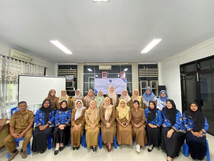 Sertijab Pejabat Struktural dan Kapus Dinkesdaldukkb, Berikan Pelayanan Kesehatan yang Lebih Prima dan Responsif 1 FOTO BERSAMA— Kepala Dinkesdaldukkb Kota Sawahlunto Ranu Verra Mardianti saat menghadiri Sertijab bagi Pejabat Administrasi, Pengawas, dan Kepala Puskesmas (Kapus), di Aula UPTD Puskesmas Kolok, Senin (13/10).