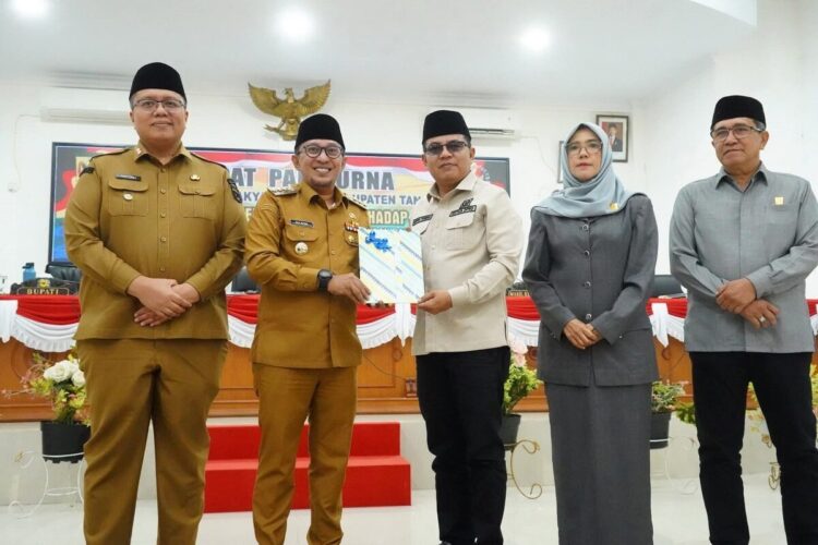 Bupati Eka Putra Sampaikan Tiga Ranperda ke DPRD 1 SERAHKAN RANPERDA— Ketua DPRD Anton Yondra menerima nota tiga ranperda dari Bupati Eka Putra, saat sidang paripurna di gedung DPRD.