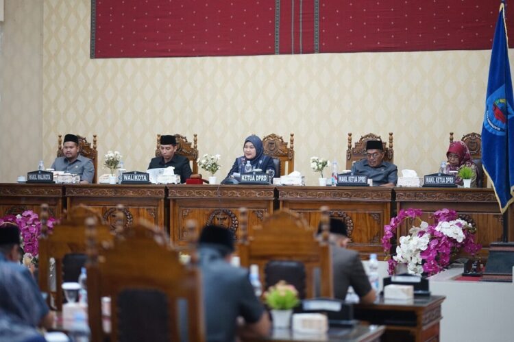 Wako Riyanda Putra Sampaikan Nota Pengantar KUA-PPAS 2026 1 RAPAT PARIPURNA— DPRD Kota Sawahlunto menggelar rapat paripurna Penyampaian Nota Pengantar Wali Kota tentang Rancangan Kebijakan Umum APBD KUA-PPAS Tahun Anggaran 2026, Senin (13/10).