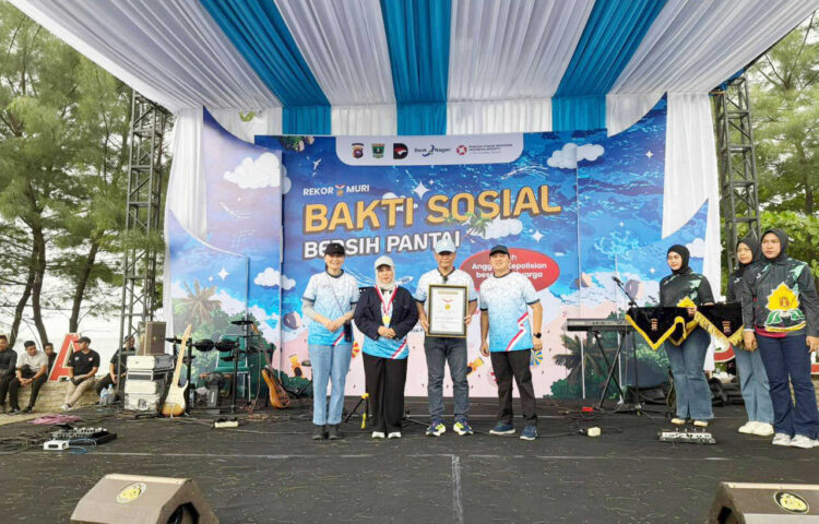 REKOR MURI— Kapolda Sumbar, Irjen Pol Gatot Tri Suryanta menerima piaham rekor MURI sebagai aksi bersih pantai dengan jumlah peserta terbanyak yang melibatkan lintas instansi dan masyarakat, Minggu (26/10).