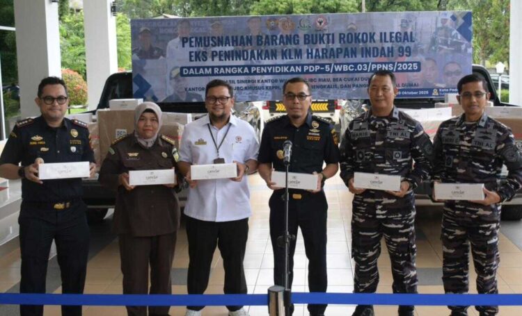 Rokok Ilegal Senilai Rp12,8 Miliar dari Thailand Dimusnahkan di PT Semen Padang 1 PEMUSNAHAN ROKOK ILEGAL— Sekretaris Perusahaan PT Semen Padang Win Bernadino, mendamping jajaran Kantor Wilayah Direktorat Jenderal Bea dan Cukai (DJBC) Riau memusnahkan 25,6 juta batang rokok ilegal merek Camclar Original senilai Rp12,8 miliar dari Phuket, Thailand, secara simbolis di Wisma Indarung, PT Semen Padang.