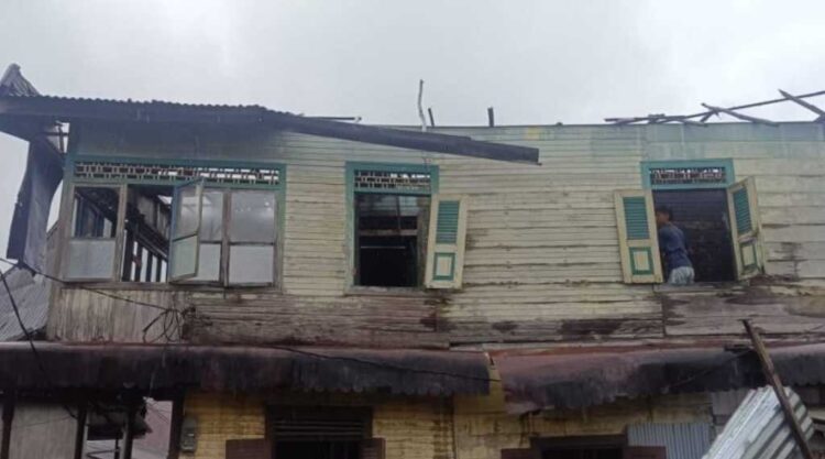 RUSAK— Kondisi rumah warga yang atapnya berterbangan gegara angin kecang di Nagari Kajai Selatan Kecamatan Talamau, Kabupaten Pasaman Barat (Pasbar).