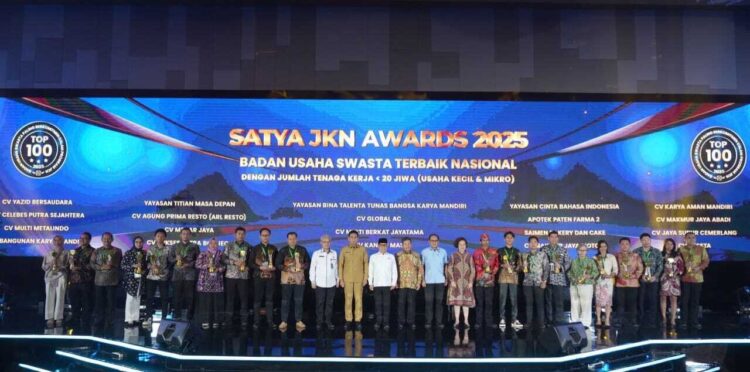 TERIMA—Salah satu Badan Usaha di Kota Payakumbuh terima Satya JKN Award 2025