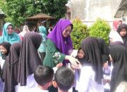 Ketua TP-PKK Pasbar Bersama PKK Nagari Aua Kuniang, Salurkan Santunan Jumat Berkah kepada Siswa SDN 05 Pasaman