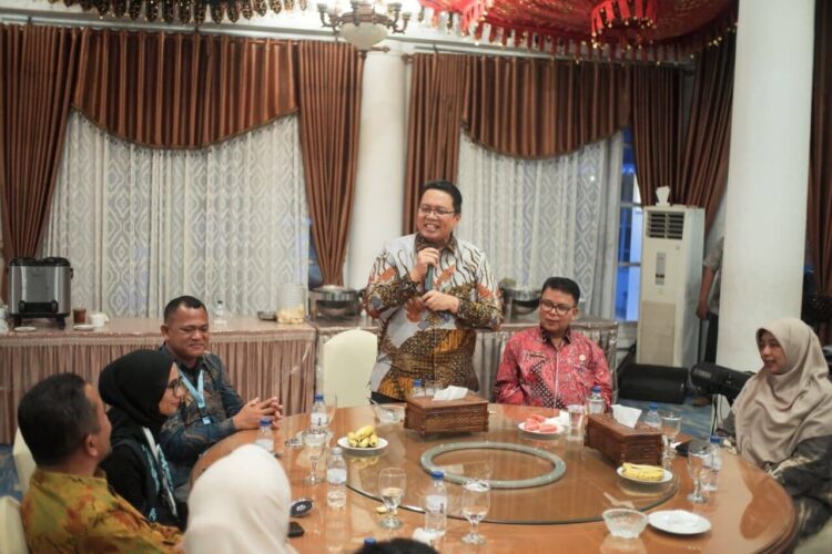 BEBERKAN POTENS WISATA— Wabup Tanah Datar Ahmad Fadly beberkan potensi wisata yang dimilik Tanah Datar kepada rombongan ASPPI.