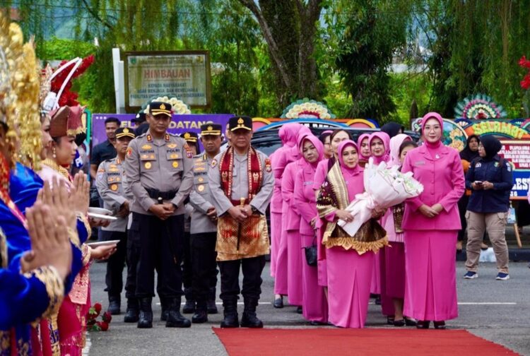 KUNJUNGI MAPOLRES PADANG PANJANG—Kapolda Sumatera Barat, Irjen Pol. Dr. Drs. Gatot Tri Suryanta, beserta istri dan rombongan, saat tiba di Mapolres Padang Panjang, Selasa (7/10).