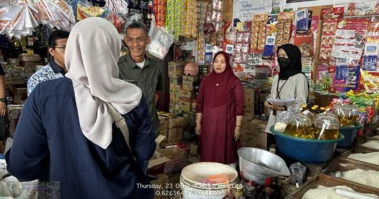 PEMANTAUAN—Satgas Pangan Polda Sumbar bersama tim gabungan saat melakukan pemantauan harga di Pasar Kota Pariaman.