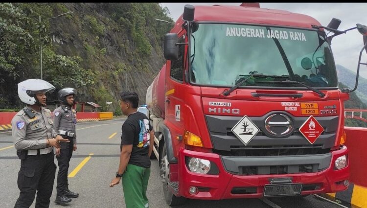 PERINGATAN— Satlantas Polres 50 Kota memberikan peringatan kepada pengendera yang berhenti di Fly Over Kelok 9. Razia atau penertiban tersebut tidak hanya menyasar pengendara yang membawa angkutan barang, namun juga mobil atau kendaraan roda empat pribadi.