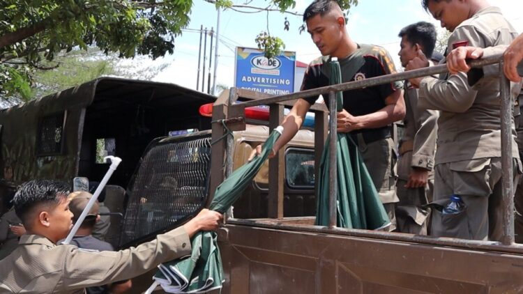 Satpol PP Kota Padang Beraksi, Gerobak Kopi dan Lapak PKL Diangkut 1 PENERTIBAN— Petugas Satpol PP Padang melakukan penertiban lapak-lapak pedagang yang ditinggalkan di atas fasilitas umum (Fasum) dan pedestrian, Selasa (14/10). Gerobak es kopi dan sejumlah meja dan kursi diangkut dan dibawa ke Mako Satpol PP di jalan Tanmalaka.