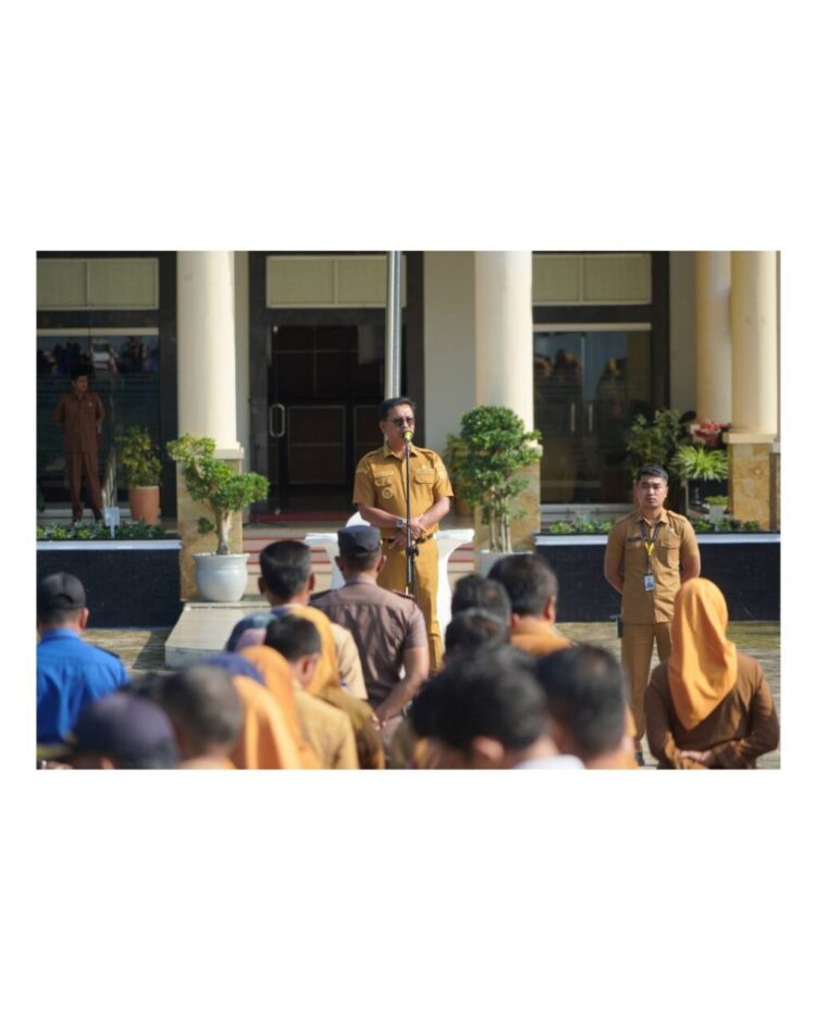 Program Pemerintah Harus Berdampak untuk Solok Selatan 1 ARAHAN— Bupati Solok Selatan H. Khairunas memberikan arahan pada Apel Gabungan ASN di Lingkungan Pemerintah Kabupaten di Halaman Kantor Bupati Solok Selatan, Senin (13/10).