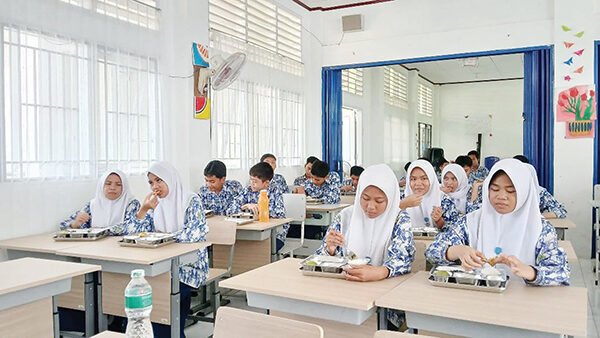 NIKMATI MENU MBG— Siswa SMPN 13 Padang menikmati menu Makan Bergizi Gratis dari pemerintah, Rabu (1/10). Sekitar 80 persen siswa di SMP 13 Pberasal dari keluarga ekonomi menengah ke bawah, dan program MBG ini dinilai sangat membantu kebutuhan sebanyak 933 siswa setiap harinya.