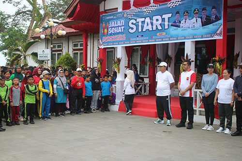 JALAN SEHAT— Wakil Bupati Mentawai, Jakop Saguruk membuka jalan sehat, di halaman kantor Bupati Mentawai, Kamis (2/10).