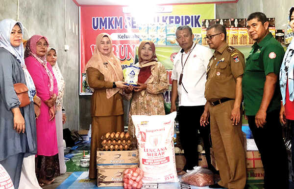 BANTUAN USAHA—PT Semen Padang menyerahkan menyalurkan bantuan senilai Rp30 juta kepada Kelompok UMKM Seribu Keripik di Kelurahan Batu Gadang, Kecamatan Lubuk Kilangan. Bantuan tersebut disalurkan kepada 20 pelaku usaha rumah tangga yang bergerak di bidang makanan ringan