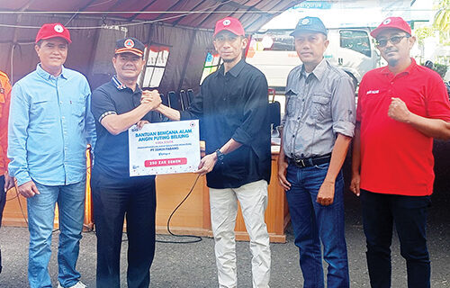 PT Semen Padang Salurkan 250 Zak Semen untuk Korban Angin Puting Beliung di Kota Solok 1 BANTUAN ZAK SEMEN— Kepala Unit Komunikasi & Kesekretariatan PT Semen Padang Ilham Akbar bersama Kepala Unit CSR Idris, menyerahkan bantuan 250 zak semen kepada korban bencana angin puting beliung di Kota Solok.