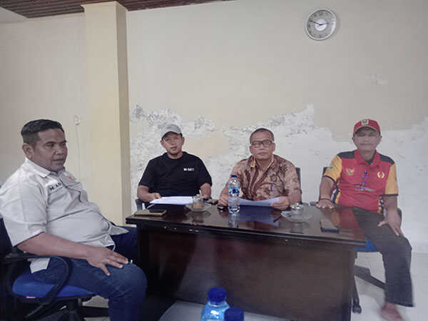JUMPA PERS— Tim Penjaringan dan Penyaringan (TPP) Komite Olahraga Nasional Indonesia (KONI) Kabupaten Pesisir Selatan menggelar jumpa pers di Sekretariat KONI Pessel, Kompleks GOR Zeini Zein, Pincuran Boga, Kecamatan IV Jurai, Kamis (23/10).