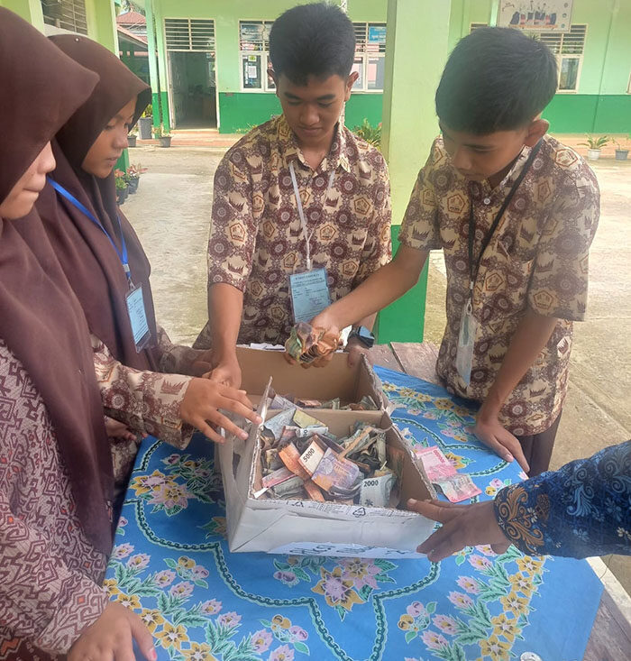 Orang Tua Ditahan Imigrasi, Pelajar SMP N 1 Situjuah Galang Bantuan 1 BANTUAN—Siswa SMP N 1 Situjuah galang bantuan bantu teman yang orangtuanya ditahan imigrasi.