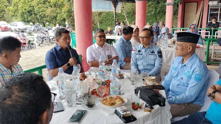 Program Strategis, Percepat Pembangunan Infrastruktur, Pemkab Solok Upayakan Berbagai Program Strategis 1 COFFEE MORNING— Bupati Solok Jon Firman Pandu memaparkan capaian pemerintah saat pertemuan dan coffee morning dengan sejumlah wartawan di Kabupaten Solok, kemarin.