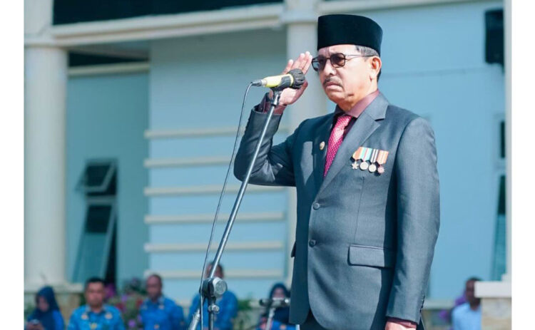 Pemkab Solsel Peringati Hari Kesaktian Pancasila dan Hari Jadi Sumbar 1 INSPEKTUR UPACARA— Bupati Solok Selatan H. Khairunas bertindak sebagai
Inspektur pada upacara yang diikuti seluruh jajaran Forkopimda yang terdiri dari TNI/Polri,
DPRD, dan Kejaksaan Negeri, Rabu (1/10).