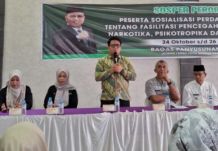 SOSIALISASI—Anggota DPRD Sumbar, Bagas Panyusunan Nasution saat menyosialisasikan Perda Nomor 9 Tahun 2018 di Kecamatan Talawi, Kota Sawahlunto, Jumat (24/10).