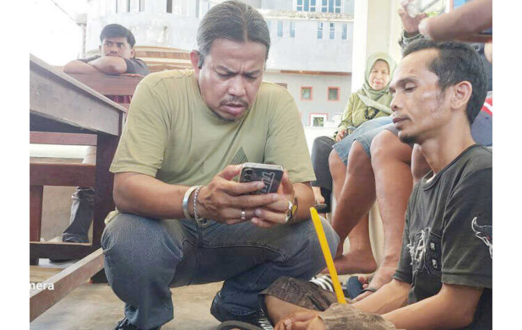 Hendak Kabur ke Luar Kota, Spesialis Bobol Rumah Diciduk 1 BOBOL RUMAH— Pelaku Wahyu (42) diinterogasi usai ditangkap Tim Klewang Polresta Padang atas kasus pembobolan rumah.
