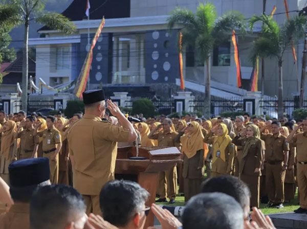 HUT ke-80 Pasaman Sukses 1 UPACARA GABUNGAN— Sekretaris Daerah Kabupaten Pasaman Yudesri, pimpin apel gabungan yang digelar di halaman Kantor Bupati Pasaman, Senin (13/10).