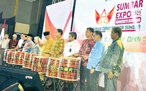 PEMBUKAAN SUMBAR EKSPO 2025— Menteri Perdagangan diwakill Direktur Jenderal Pengembangan Ekspor Nasional, Fajarini Puntodewi bersama Gubernur Sumbar, Mahyeldi Ansharullah, Ketua DPRD Sumbar, Muhidi dan Kepala Dinas Perindag Sumbar, Novrial membuka Sumbar Ekspo 2025, Senin (27/10).