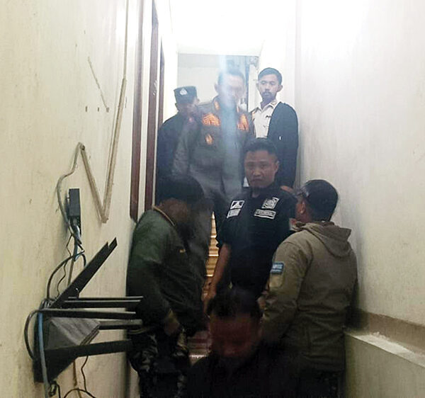 RAZIA PEKAT— Satpol PP Kota Bukittinggi, menggelar razia pekat dengan melakukan sweeping atau pemeriksaan keamanan ke kedai tuak dan beberapa hotel, Minggu (5/10) dini hari.