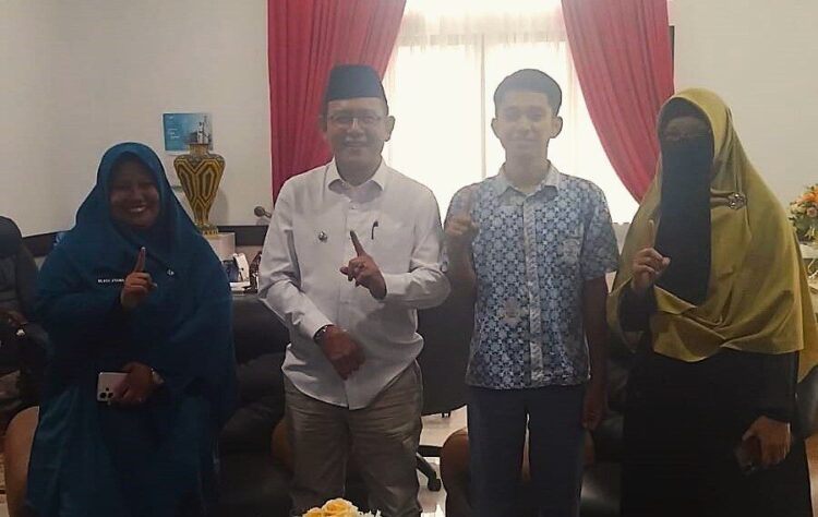 BERSAMA— Syahdan Hesa Teymorian, siswa SMA Negeri 1 Payakumbuh, terpilih sebagai salah satu delegasi Indonesia dalam ajang Water Rocket Competition 2025, bertemu Wako Payakumbuh Zulmaeta di Balai Kota Payakumbuh.