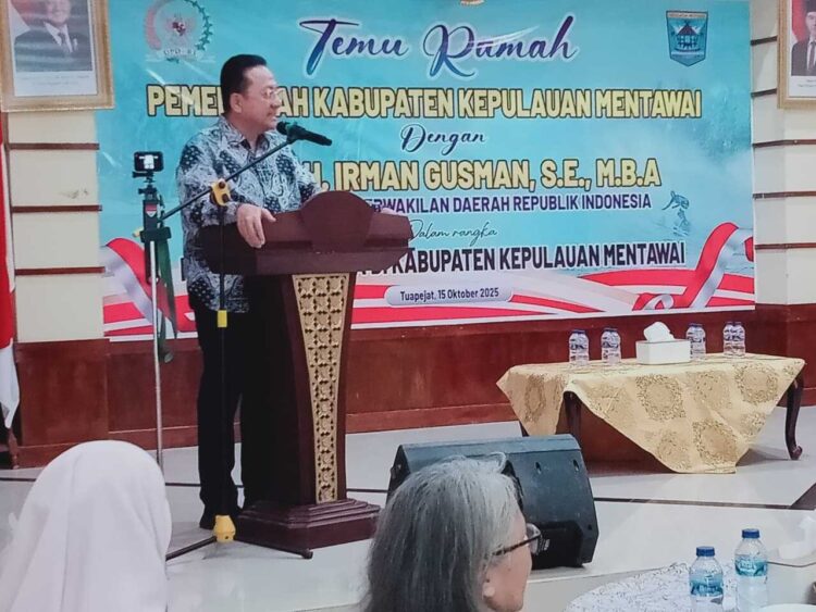 SAMBUTAN—Anggota Dewan Perwakilan Daerah (DPD) RI, Irman Gusman berikan  sambutan saat kunker di Mentawai,