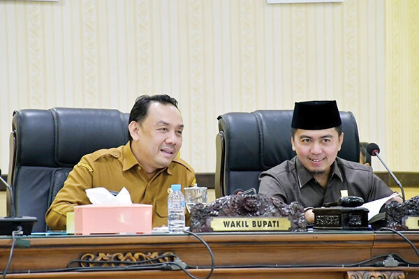 Perda Cadangan Pangan Diperlukan untuk Kendalikan Harga dan Pasokan 1 TANGGAPI PANDANGAN UMUM— Wakil Bupati Agam, Muhammad Iqbal menanggapi pandangan umum Fraksi DPRD Agam, tentang tata cara penyelenggaraan cadangan pangan pemerintah daerah, dalam rapat paripurna DPRD Agam, Senin (6/10).