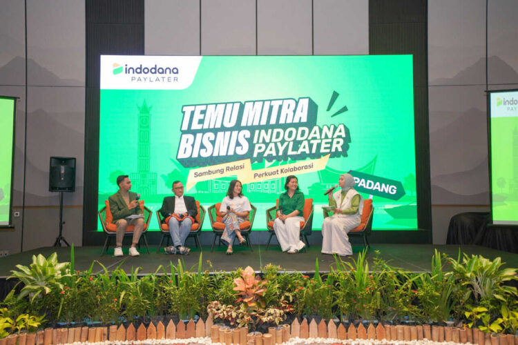 Kolaborasi Indodana PayLater-Google Indonesia, Dorong Pertumbuhan Bisnis UMKM Kota Padang dengan Teknologi AI 1 TEMU MITRA BISNIS— Indodana PayLater sebagai layanan Buy Now, Pay Later (BNPL) yang telah berizin dan diawasi Otoritas Jasa Keuangan (OJK), menggelar Temu Mitra Bisnis di Kota Padang, Kamis (16/10). Indodana PayLatter mendukung pengusaha lokal termasuk UMKM sebagai salah satu tulang punggung penggerak ekonomi di Sumbar, dan mereka perlu dukungan nyata untuk tetap relevan di era digital.
