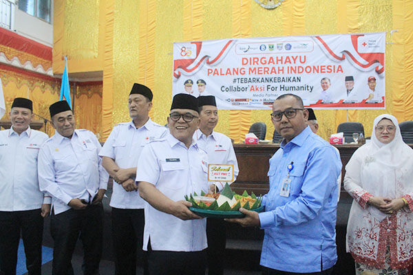 HUT PMI— Bupati Pasaman Barat Yulianto, Wakil Bupati M. Ihpan, menghadiri kegiatan HUT PMI, di Aula Kantor Bupati Pasaman Barat
