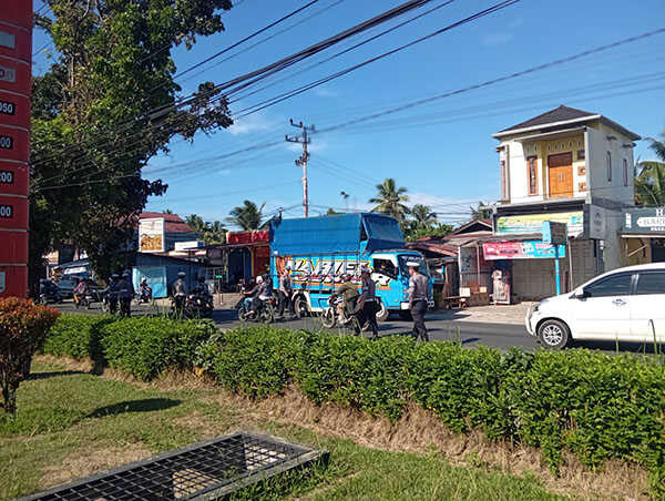 PENERTIBAN—Pemkab Pasbart bersama Polres Pasaman Barat melakukan penertiban terhadap pengambilan Bahan Bakar Minyak (BBM) jenis Bio Solar di SPBU Batang Toman, Kamis (30/10).